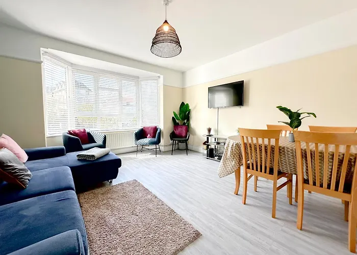 Bournemouth 3 Bedroom - Parking