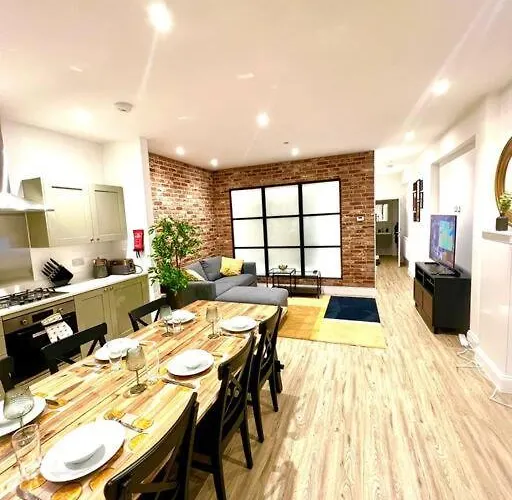 Brand New Apt - Beach Breeze Spacious 1-Bedroom Apartment With Parking - Sleeps 4 Ppl- Internet