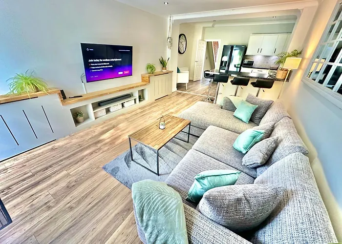 Family Three Bedroom Home - Outbuilding Games Room - Walk To Town And Beach - Free Parking