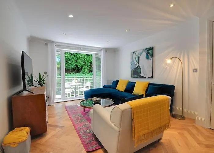 2 Bed Apartment With Balcony, Parking And 3 Min Walk To Beach
