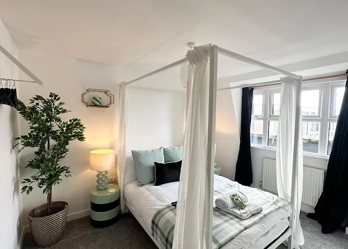 Central Flat With City Views - Newly Refurbished - Parking Included - Superfast Wifi