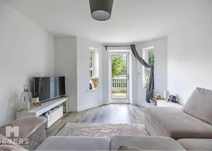 2 Bedroom Spacious Apartment Sleeps 5