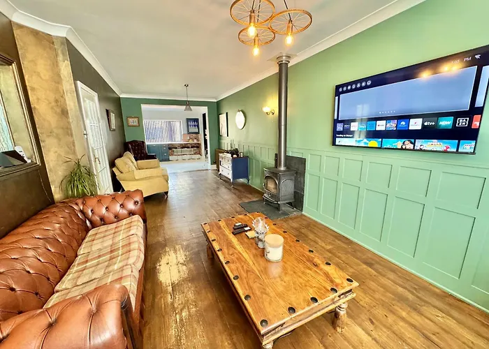 5 Bedroom House - Large Garden With Hot Tub - Sleeps 11 - Close To Beach - Free Parking