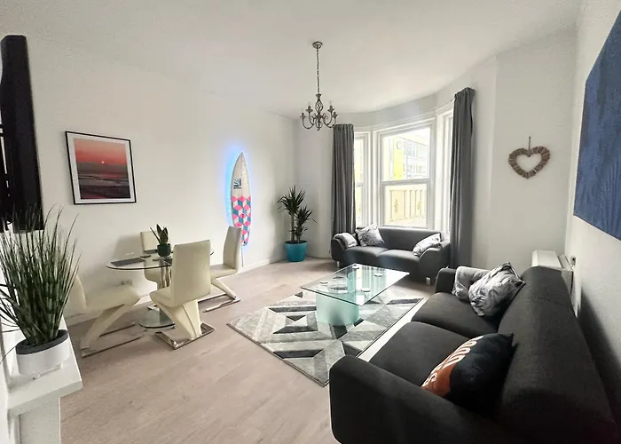 The City Surfer Apartment - By Coastline Retreats - Parking Included - Sleeps 5 - City Centre