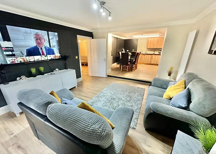 Glen Fern Lodge - Garden Apartment With Parking - Heart Of Bournemouth Town Centre - Close To Beach - Darts And Table Football - Sleeps 11