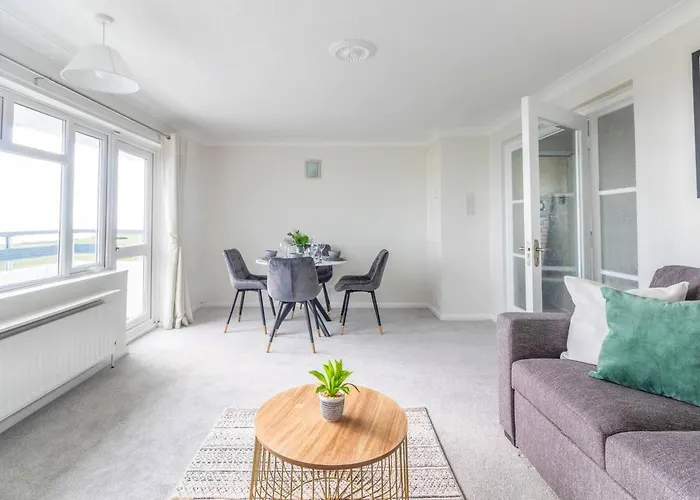 Breath Taking Sea View 2 Bedroom Sleeps 6- Parking