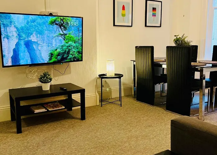 The Sand Bank - Flat 1, Central Bournemouth Apartment, Sleeps 4, 7 Min From The Beach, Pet Friendly, Parking, Wifi, Kitchen And Washer