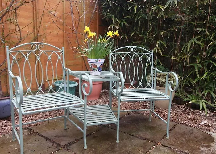 Quiet And Spacious Garden Apartment, Less Than A Mile To Beach
