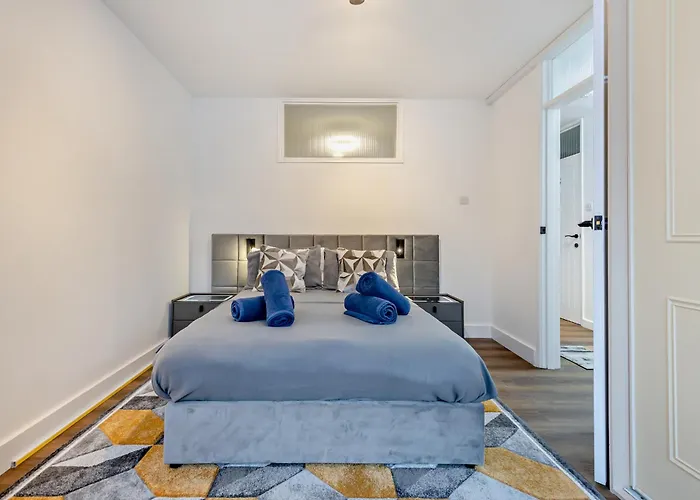 Chines Charm Stylish 3-Bedroom Bournemouth Beach Apartment