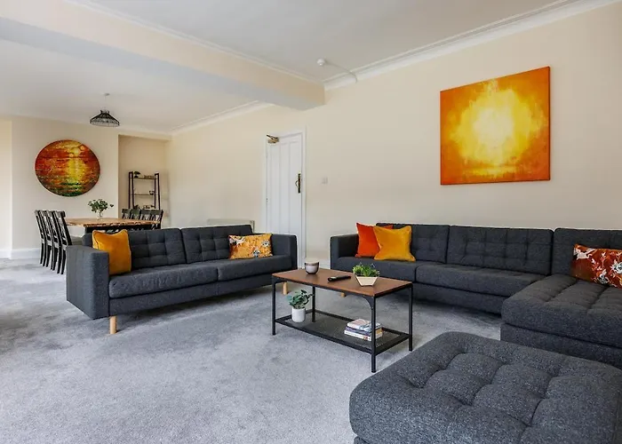 Lovely Spacious House, 300M From Beach, With Parking