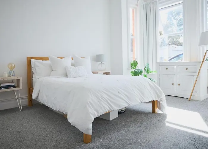 Bright 3 Bed Beach Escape With Garden And Parking - Two Bathrooms - Wifi - Close To Town And Beach!