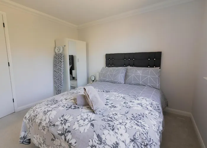 Newly Refurbished Two Bedroom Flat Near Town Centre