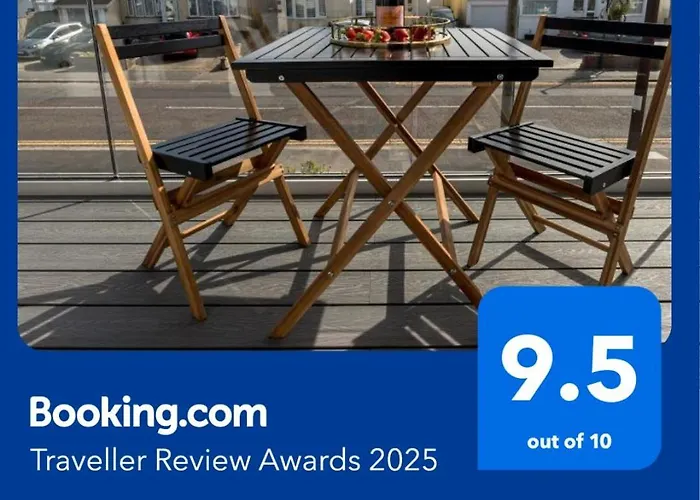 Bournecoast - Stylish Flat With Balcony - Sea Glimpses - 10 Min Walk To Beach - Parking - Wifi - Fm8405