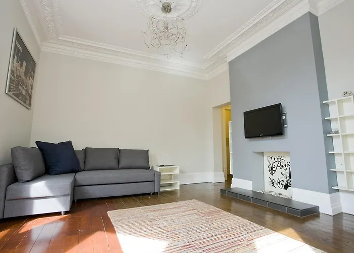 Large 2 Bedroom Apt - Near Beach - Free Parking