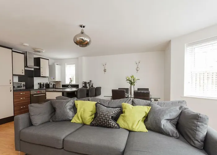 Stunning Contemporary Apartment - Free Parking - 5 Minute Walk To The Beach - Great Location - Fast Wifi - Smart Tv With Netflix Included - Contractor Friendly - Perfect For Short And Long Stays