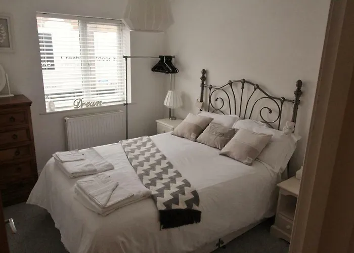 94A Flat 1Gladstone Road East