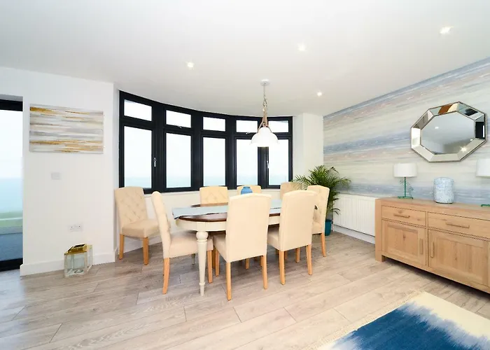 Luxury 3 Bed Apartment- Large Balcony With Seaviews