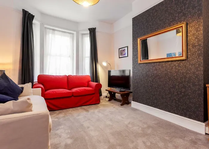 Gorgeous Town Centre Apt With Courtyard Garden