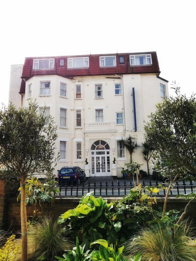 Hotel Bourne Hall 2*