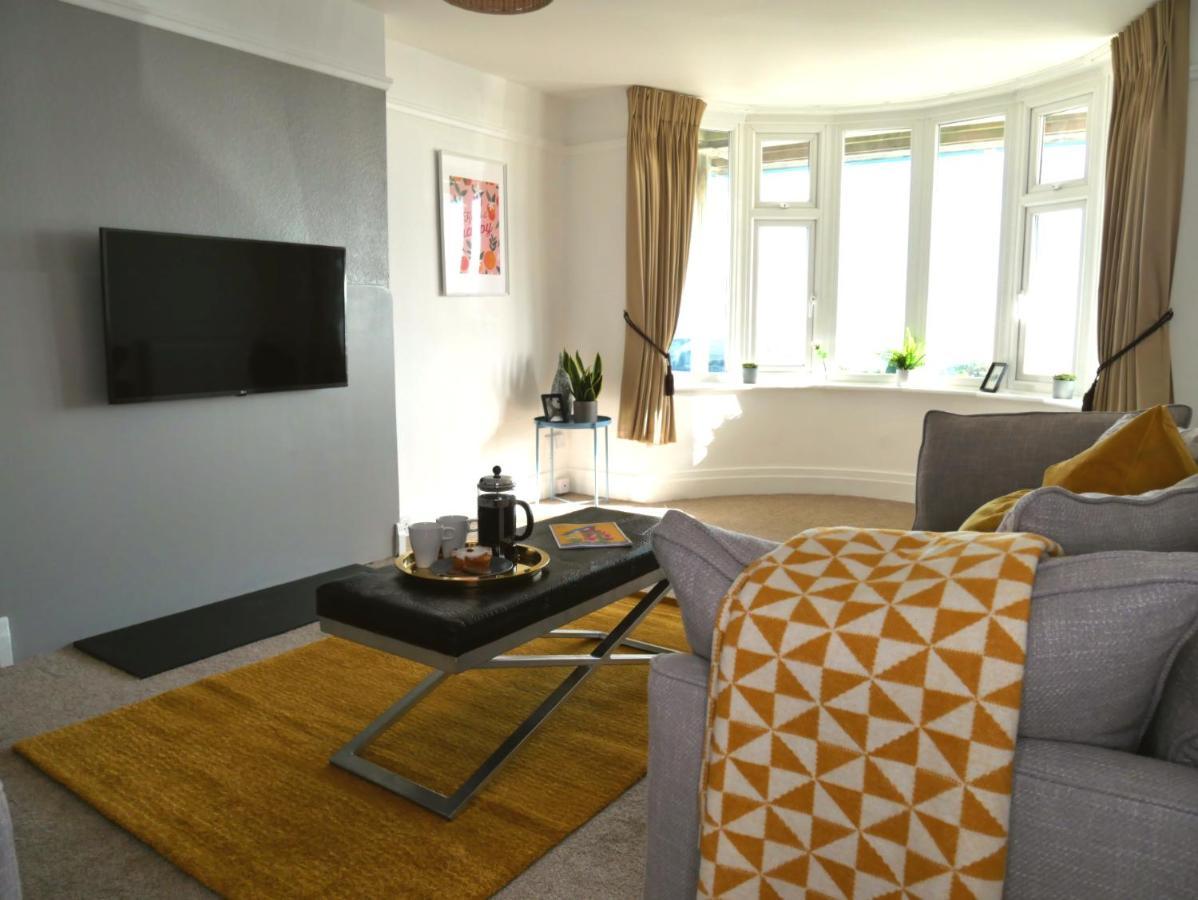 Apartment Seaside Serenity: 3-bedroom Garden Retreat With Beach Access