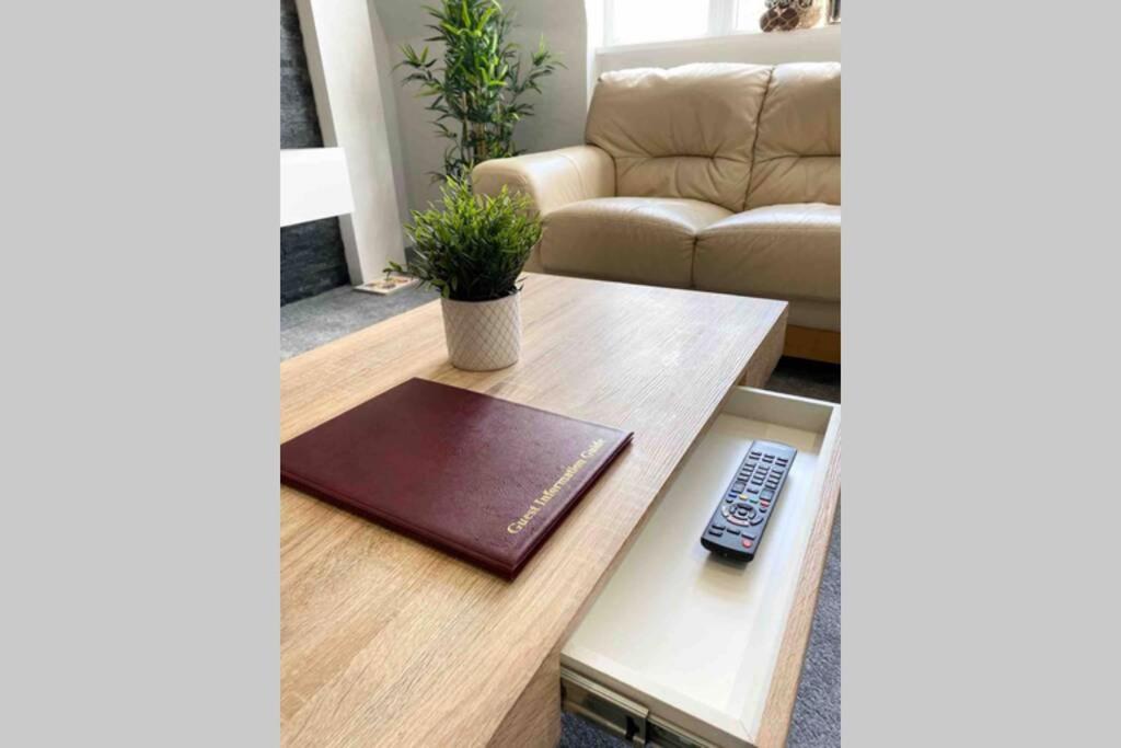 Apartment Coastline Retreats: Beachside Luxury With Jet Bath & Entertainment Bournemouth