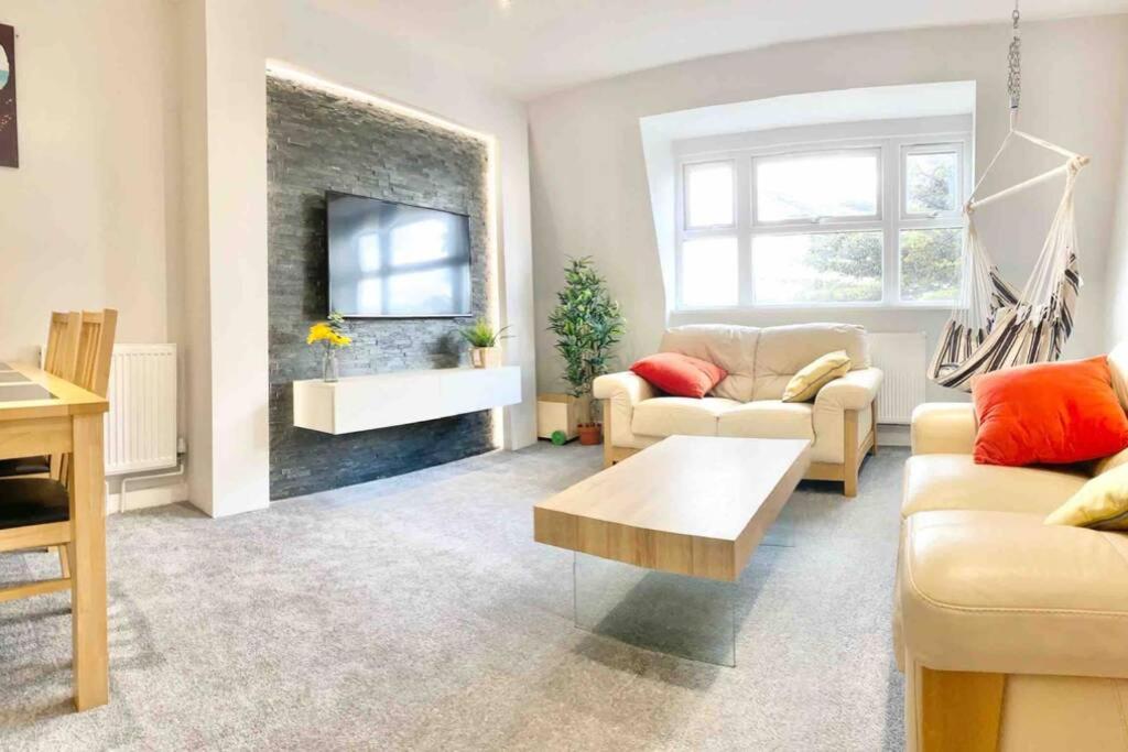 Coastline Retreats: Beachside Luxury With Jet Bath & Entertainment * Bournemouth