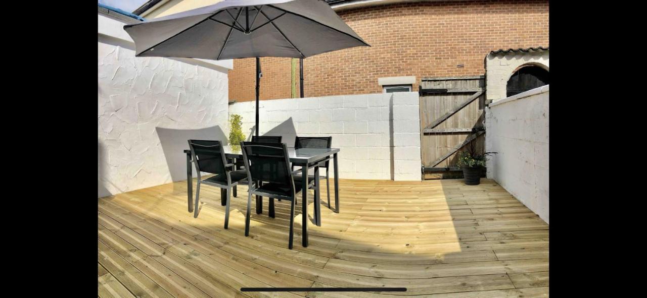 Gorgeous Town Centre With Courtyard Garden Apartment *