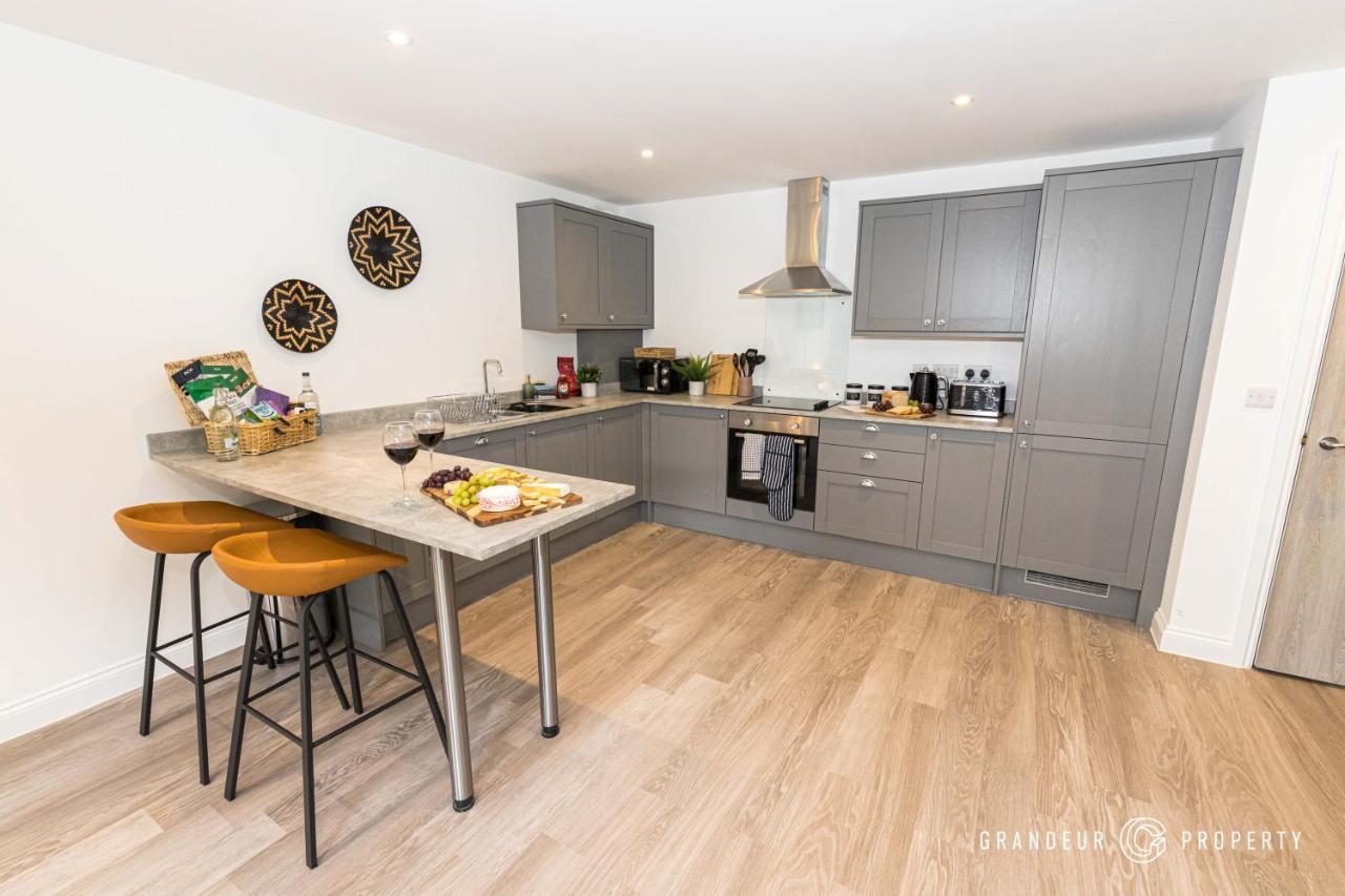 Bournecoast - Stylish Flat With Balcony - Sea Glimpses - 10 Min Walk To - Parking - Wifi - Fm8406 Apartment Bournemouth