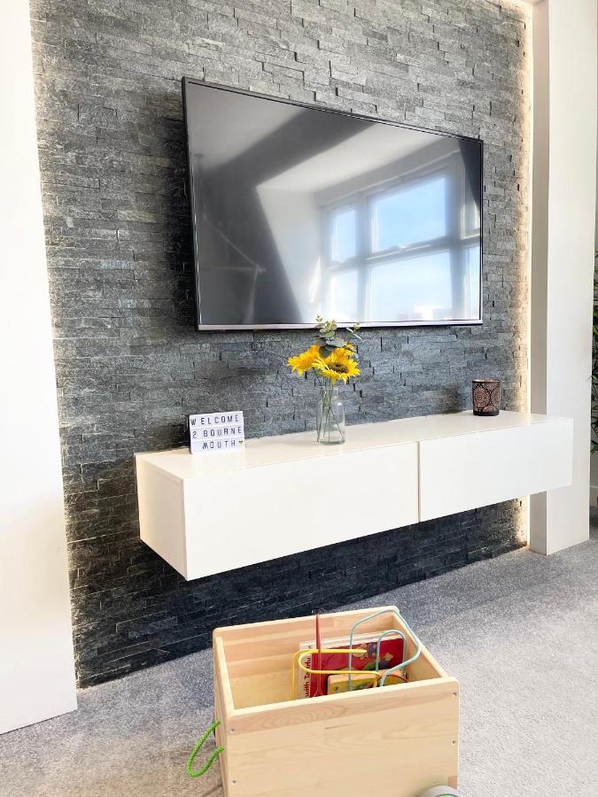 Coastline Retreats: Beachside Luxury With Jet Bath & Entertainment