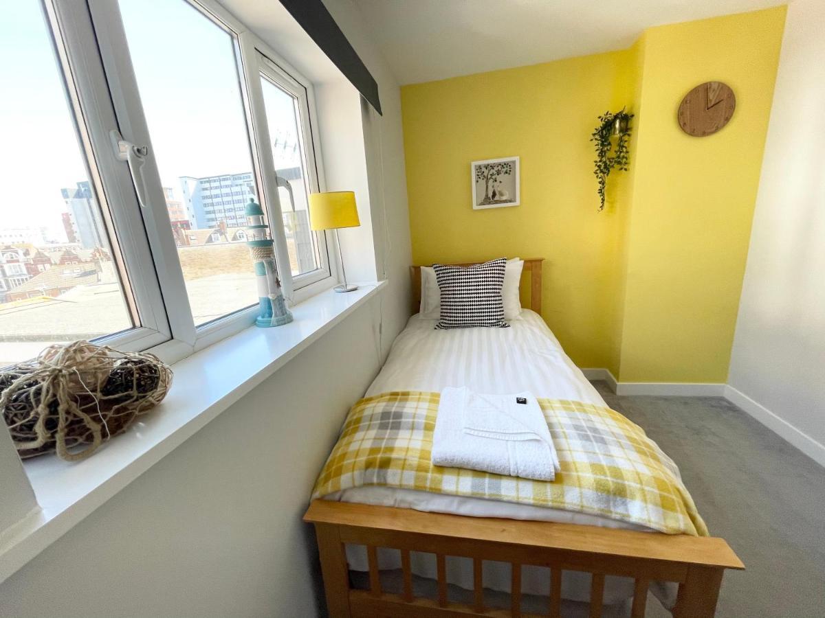 Coastline Retreats: Beachside Luxury With Jet Bath & Entertainment Apartment