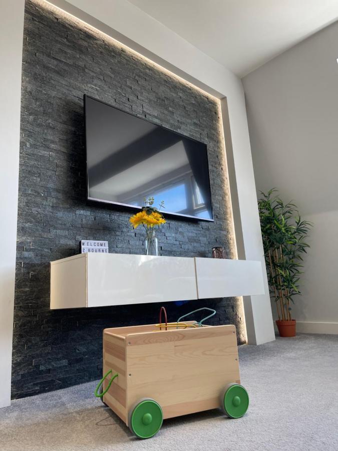 Apartment Coastline Retreats: Beachside Luxury With Jet Bath & Entertainment *