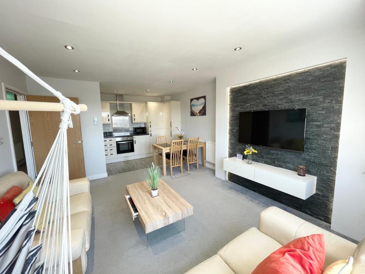 Coastline Retreats: Beachside Luxury With Jet Bath & Entertainment Apartment *