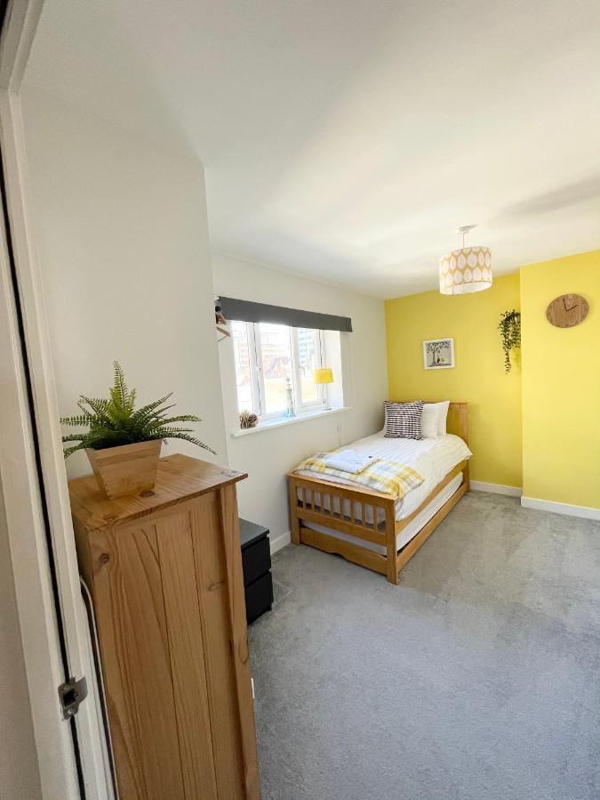 Coastline Retreats: Beachside Luxury With Jet Bath & Entertainment