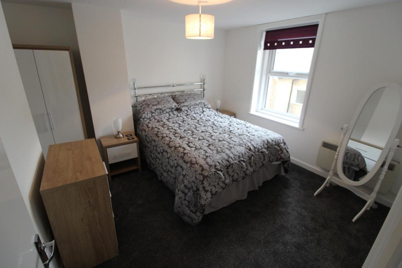 Apartment Modern Two Bedroom Ideally Located *