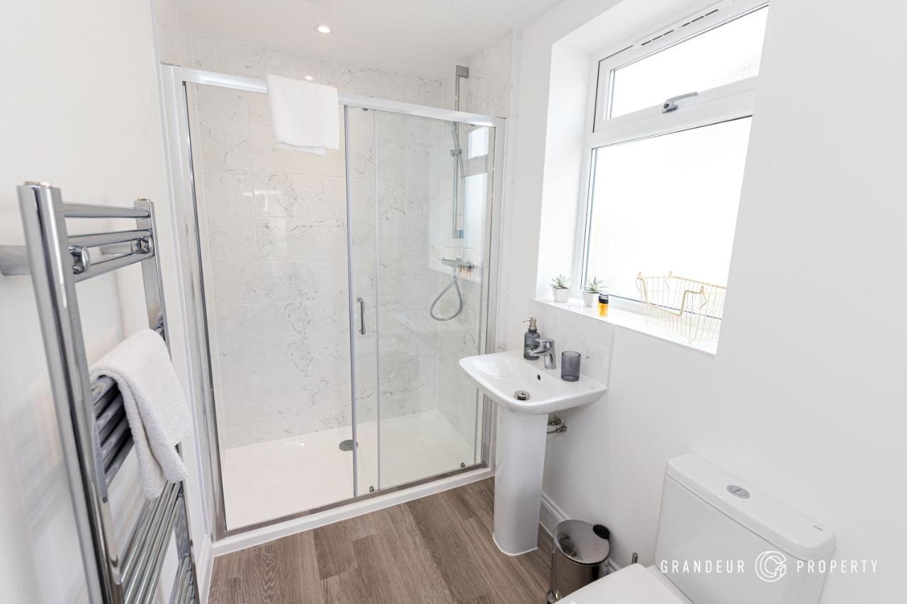 Bournecoast - Stylish Flat With Balcony - Sea Glimpses - 10 Min Walk To - Parking - Wifi - Fm8406 Apartment *
