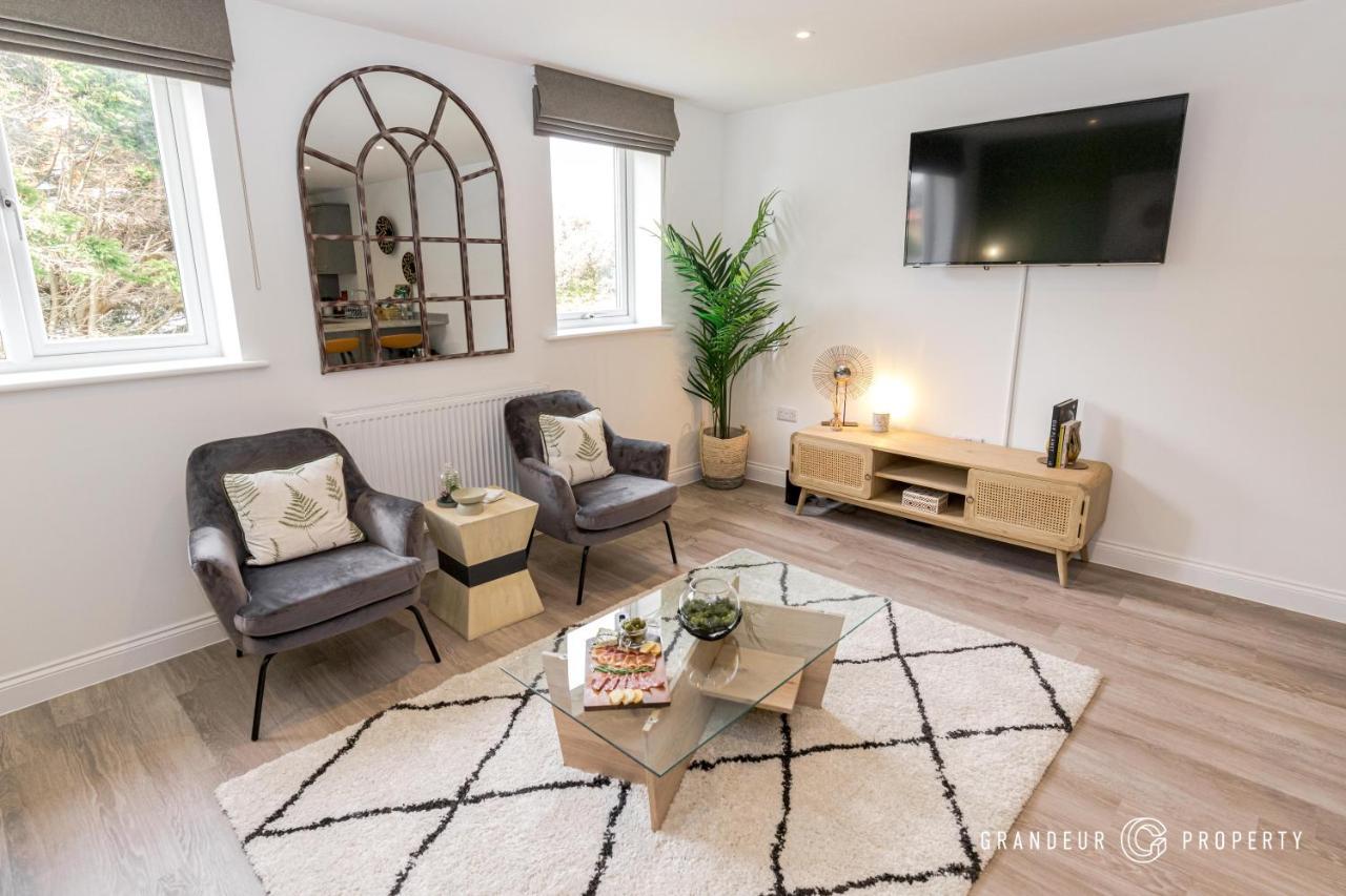 Bournecoast - Stylish Flat With Balcony - Sea Glimpses - 10 Min Walk To - Parking - Wifi - Fm8406 * Bournemouth
