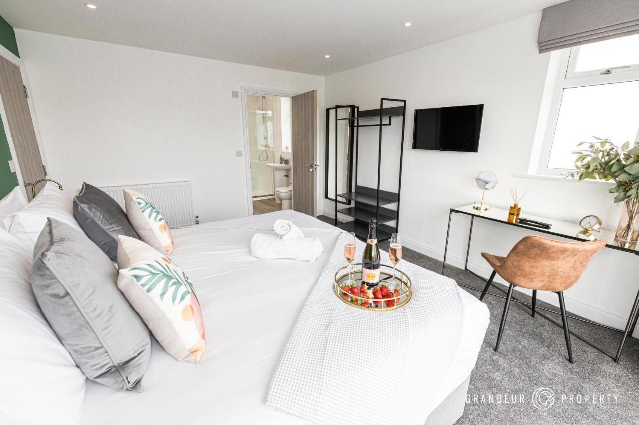 Bournecoast - Stylish Flat With Balcony - Sea Glimpses - 10 Min Walk To - Parking - Wifi - Fm8406 * Bournemouth