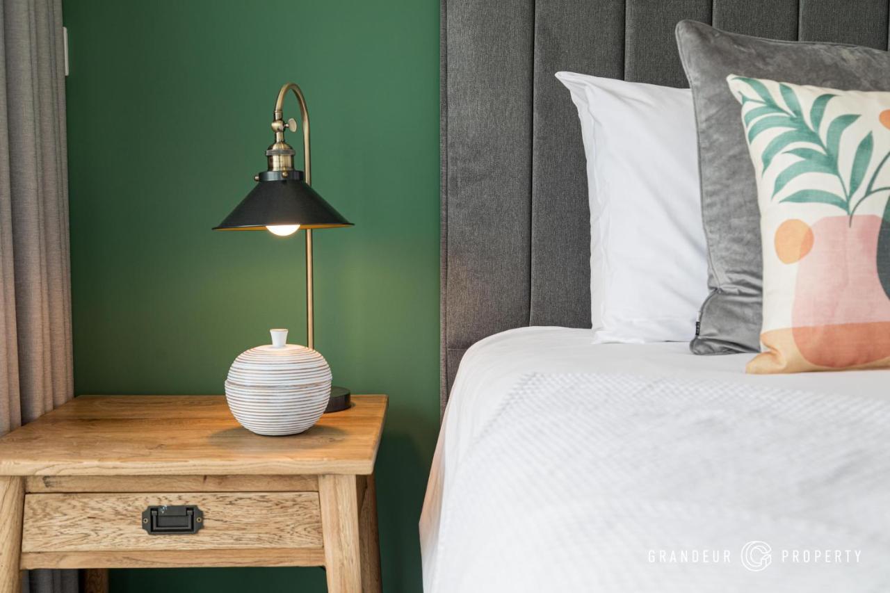 Bournecoast - Stylish Flat With Balcony - Sea Glimpses - 10 Min Walk To - Parking - Wifi - Fm8406 * Bournemouth