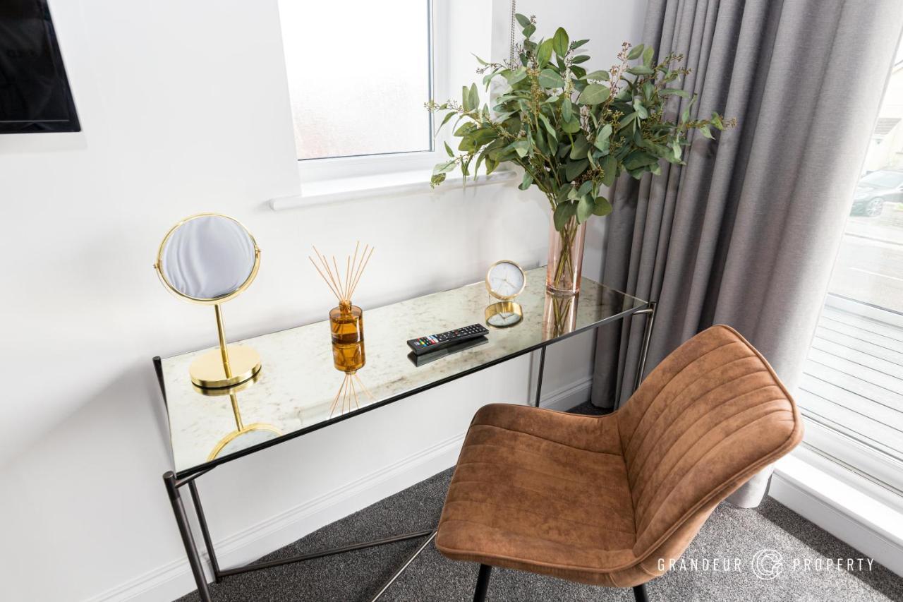 Bournecoast - Stylish Flat With Balcony - Sea Glimpses - 10 Min Walk To - Parking - Wifi - Fm8406 Bournemouth