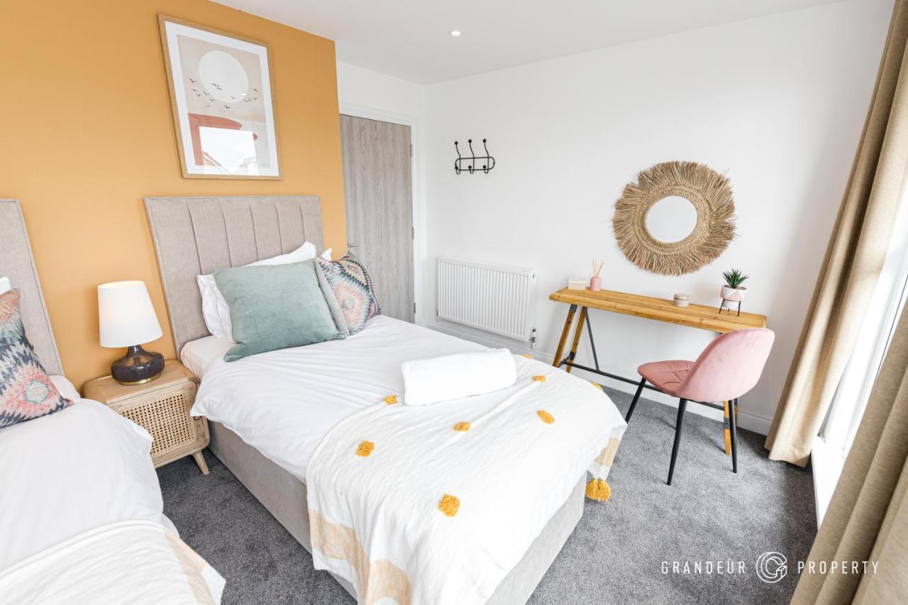 Bournecoast - Stylish Flat With Balcony - Sea Glimpses - 10 Min Walk To - Parking - Wifi - Fm8406 Bournemouth
