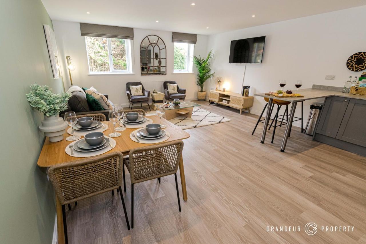 Bournecoast - Stylish Flat With Balcony - Sea Glimpses - 10 Min Walk To - Parking - Wifi - Fm8406 Bournemouth