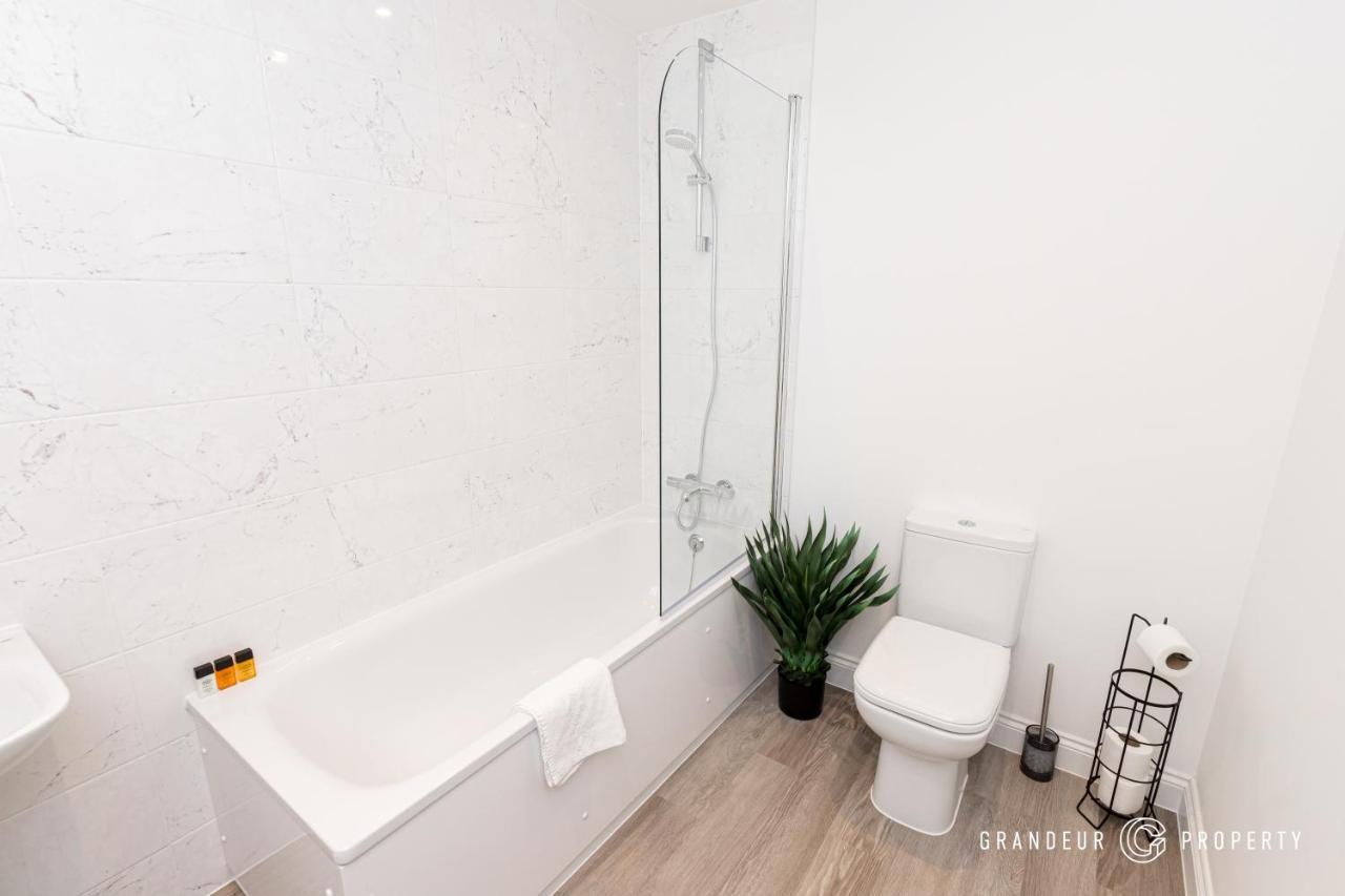 Bournecoast - Stylish Flat With Balcony - Sea Glimpses - 10 Min Walk To - Parking - Wifi - Fm8406 Apartment Bournemouth
