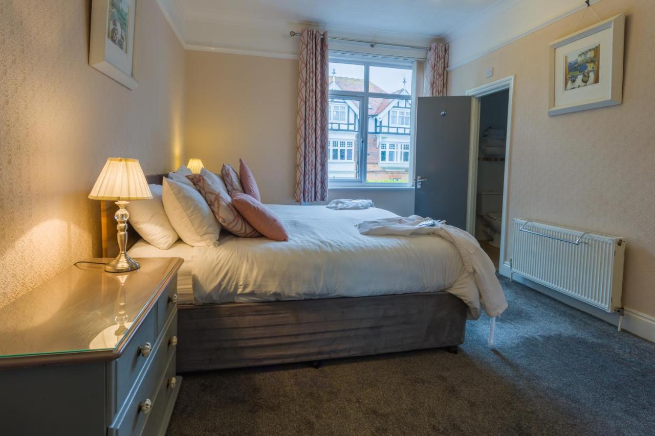 Guest house The Rosscourt Guest House-Free On Site Parking (Adults Only)