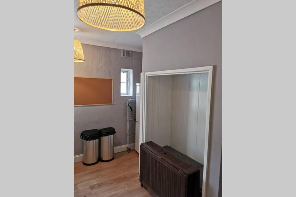 5 Min Walk To Clifftop, 5 En-suites, Free Parking Holiday home Bournemouth