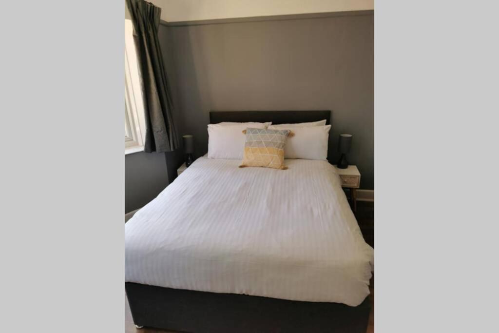 5 Min Walk To Clifftop, 5 En-suites, Free Parking * Bournemouth