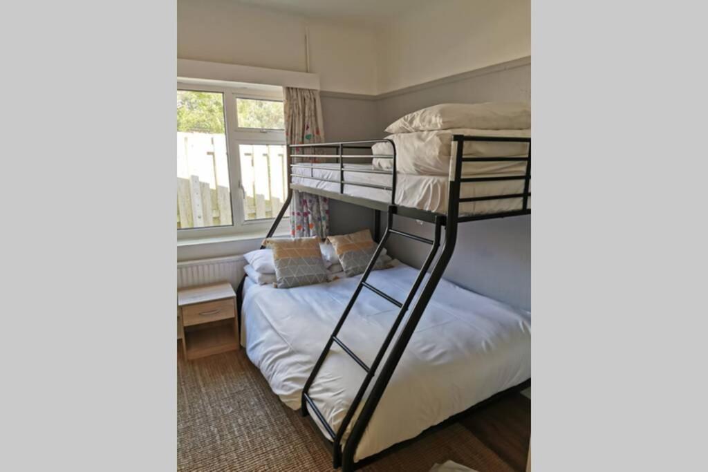 5 Min Walk To Clifftop, 5 En-suites, Free Parking Holiday home