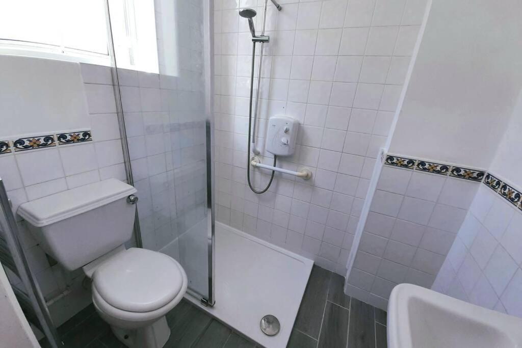 2 Bedroom Ground Floor Flat - Mins To Beach Apartment Bournemouth