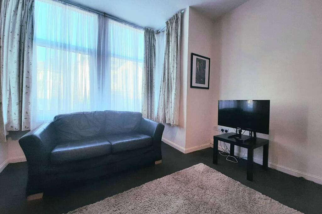 Apartment 2 Bedroom Ground Floor Flat - Mins To Beach Bournemouth