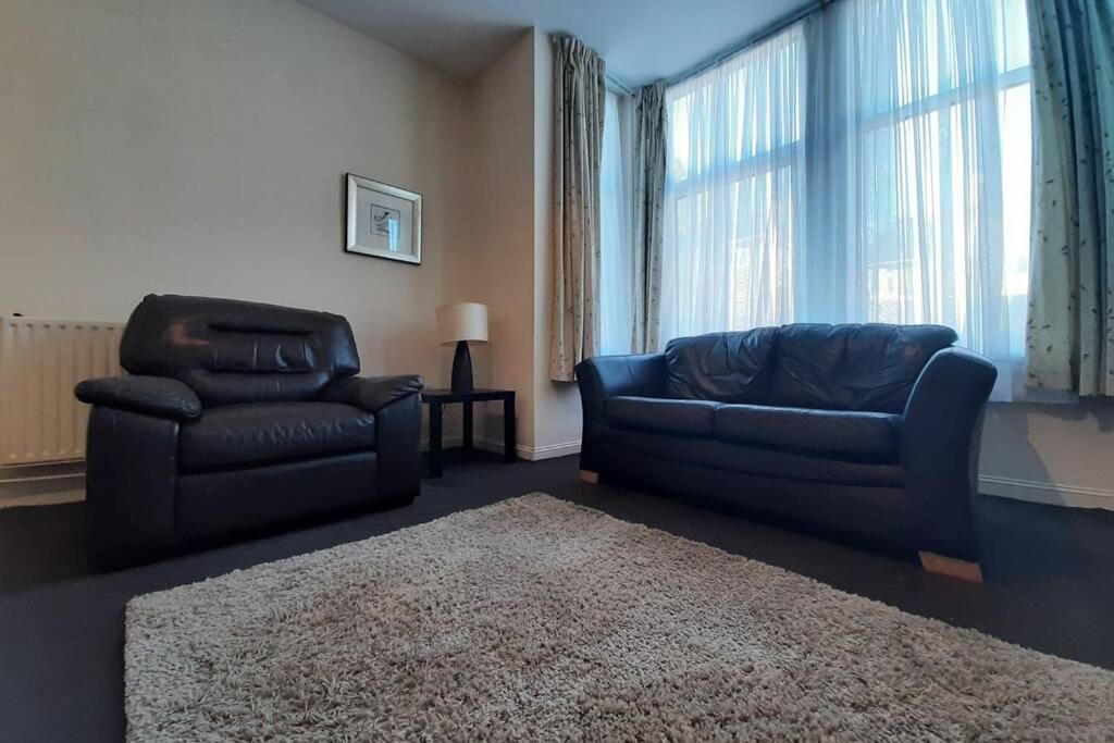 2 Bedroom Ground Floor Flat - Mins To Beach Apartment