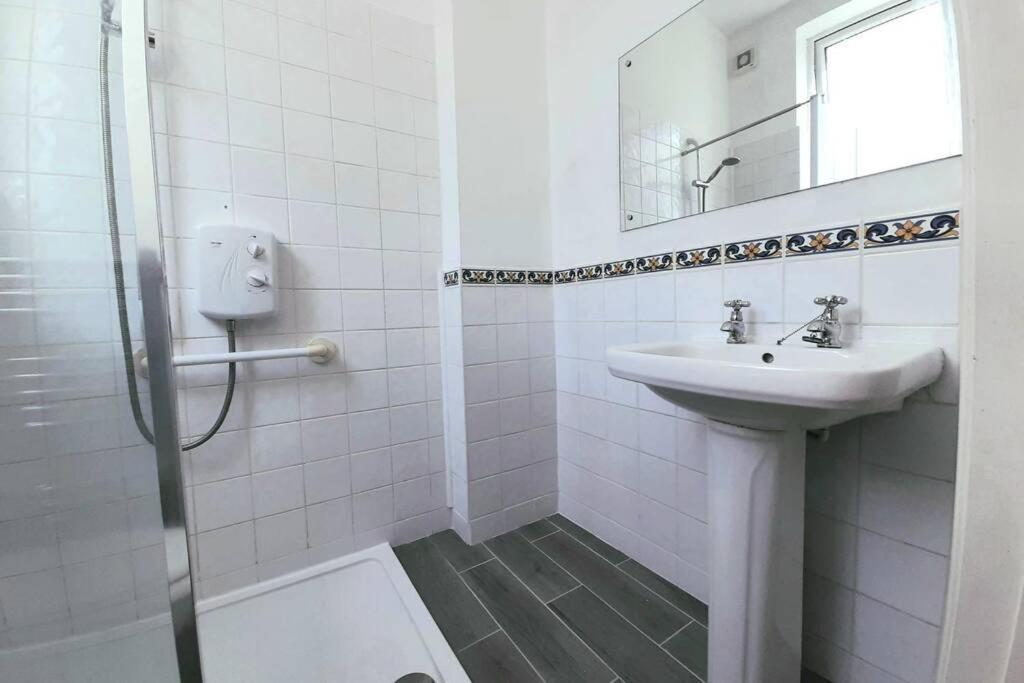 2 Bedroom Ground Floor Flat - Mins To Beach Apartment Bournemouth